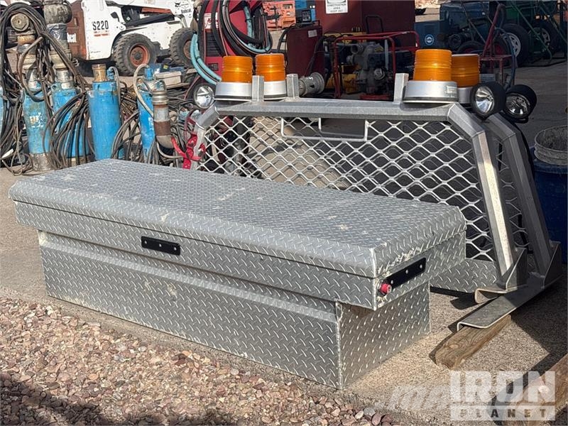  Quantity of (2) Headache Racks & (1) Tool Box Коммерческий транспорт - Другие