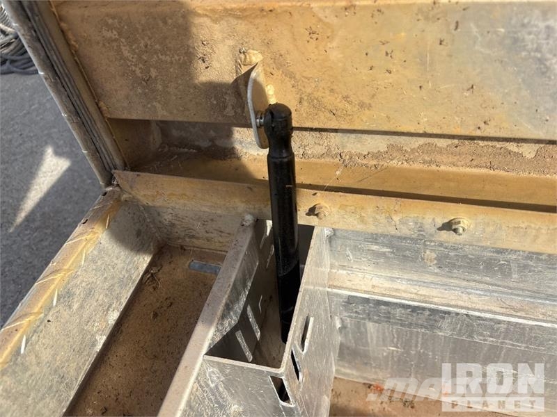  Quantity of (2) Headache Racks & (1) Tool Box Коммерческий транспорт - Другие
