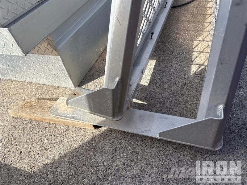 Quantity of (2) Headache Racks & (1) Tool Box Коммерческий транспорт - Другие