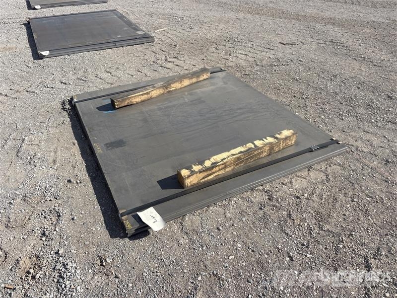 Quantity of (2) Kit Containers 64 in x 70 in Stee Andet tilbehør