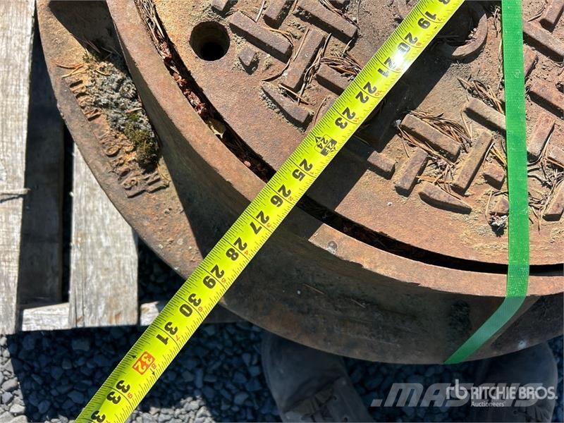  Quantity of (2) Large Man Hole المصاعد والرافعات المادية