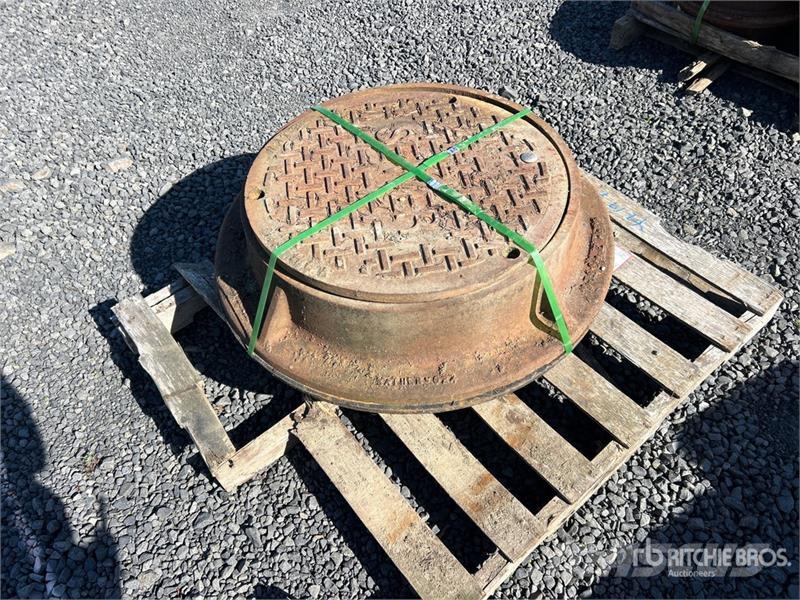  Quantity of (2) Large Man Hole المصاعد والرافعات المادية