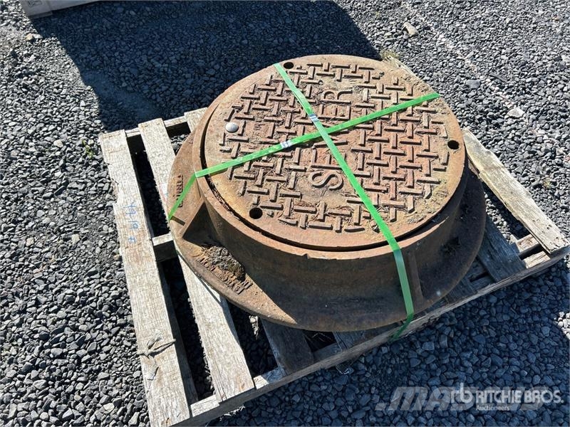  Quantity of (2) Large Man Hole المصاعد والرافعات المادية