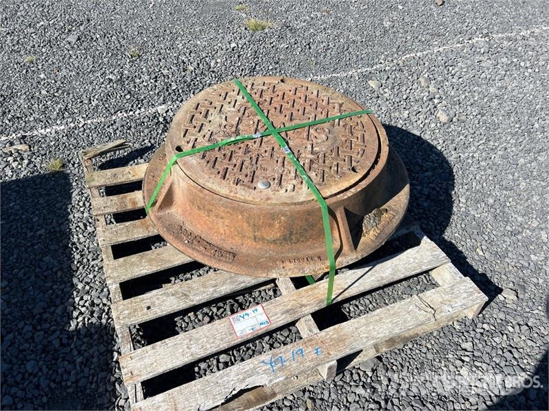  Quantity of (2) Large Man Hole المصاعد والرافعات المادية