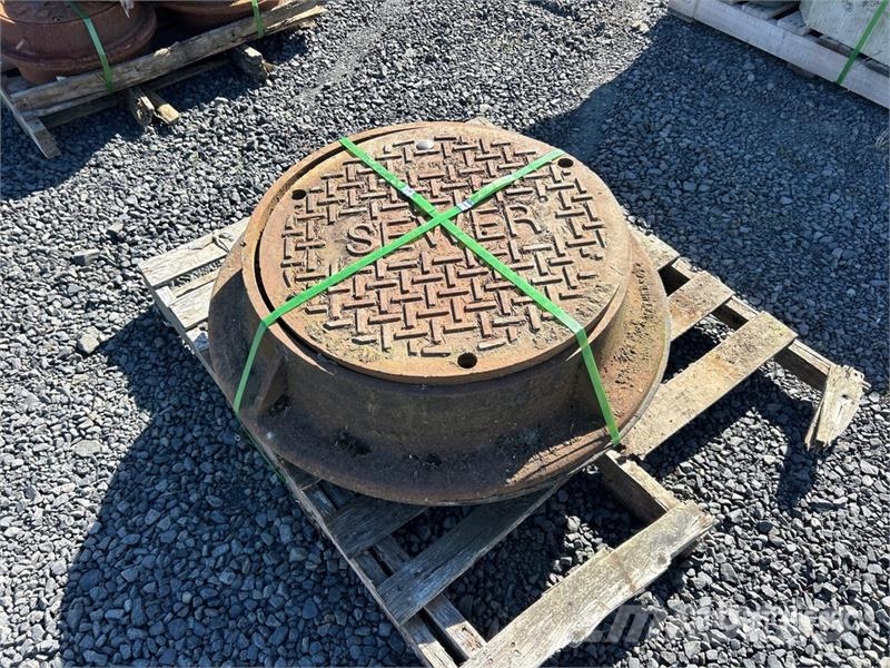  Quantity of (2) Large Man Hole المصاعد والرافعات المادية