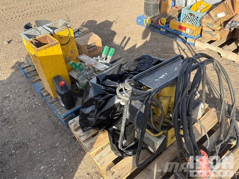 Quantity of (2) Pallets of Spray paint, electro st Outros componentes