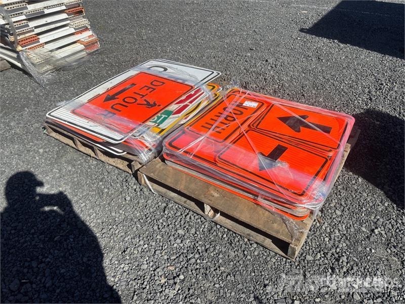 Quantity of (2) Pallets of Road Signs Kiti kelių tiesimo įrengimai