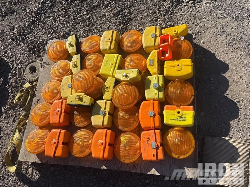 Quantity of (2) Pallets of Beacons 건설 장비 - 기타