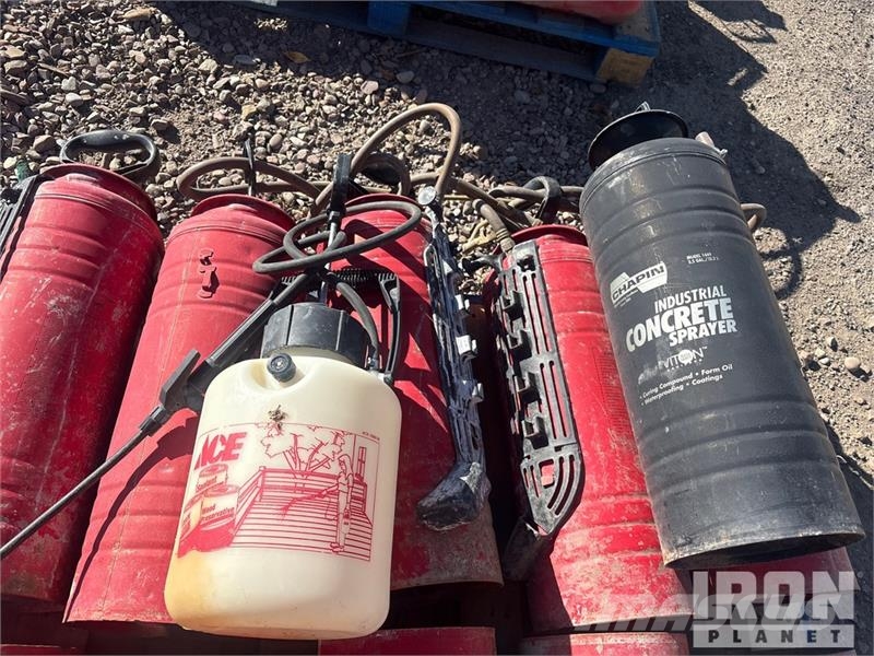 Quantity of (2) Pallets of Concrete Sprayers 建設機械 - その他