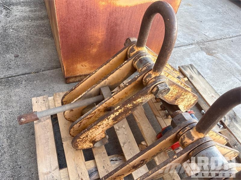 Quantity of (2) Pallets of Glimmers Utilaje construcții - Altele
