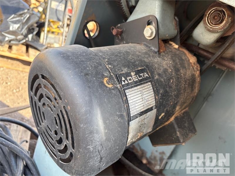 Quantity of (2) Pallets of of greece guns, table Ostale komponente za građevinarstvo