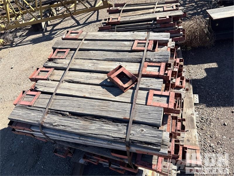 Quantity of (2) Pallets of 2 x 6 Hand Railing Brac Utovorne dizalice, vitla i liftovi za materijal