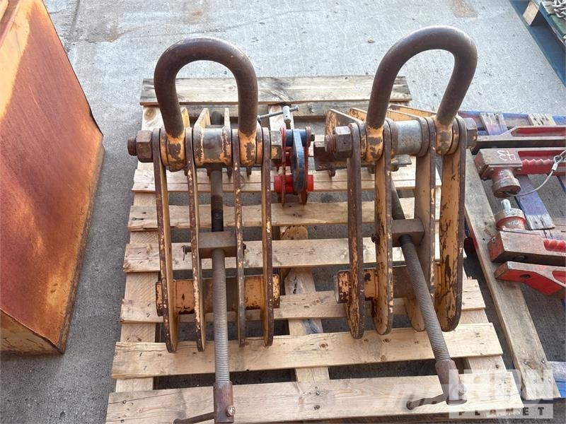 Quantity of (2) Pallets of Glimmers Utilaje construcții - Altele