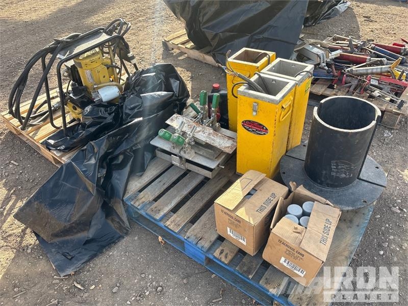 Quantity of (2) Pallets of Spray paint, electro st Outros componentes