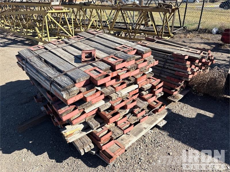 Quantity of (2) Pallets of 2 x 6 Hand Railing Brac Utovorne dizalice, vitla i liftovi za materijal