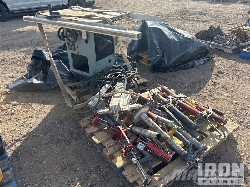 Quantity of (2) Pallets of of greece guns, table Ostale komponente za građevinarstvo
