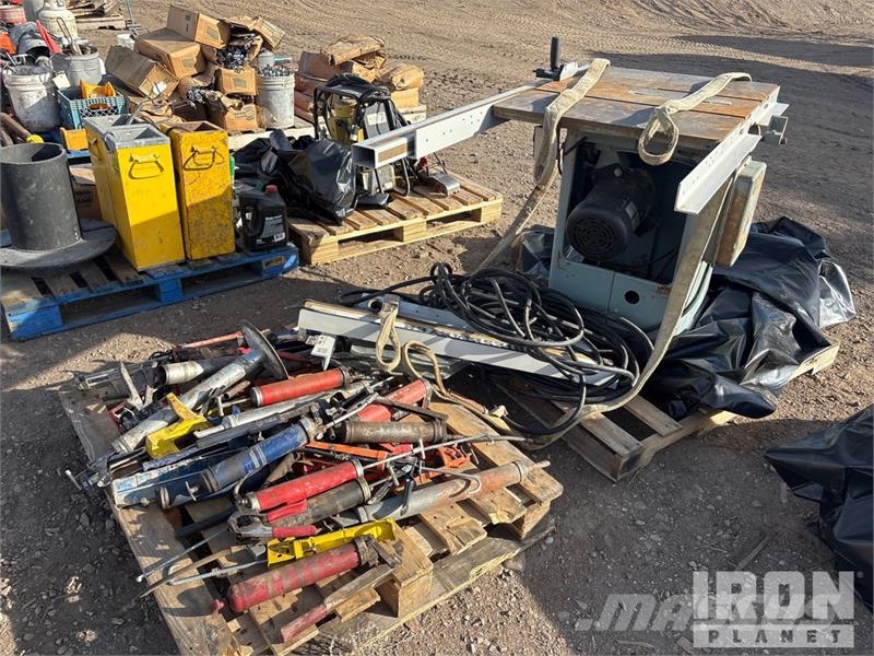 Quantity of (2) Pallets of of greece guns, table Ostale komponente za građevinarstvo