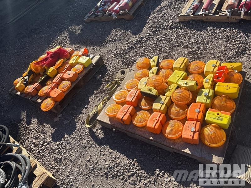 Quantity of (2) Pallets of Beacons 건설 장비 - 기타