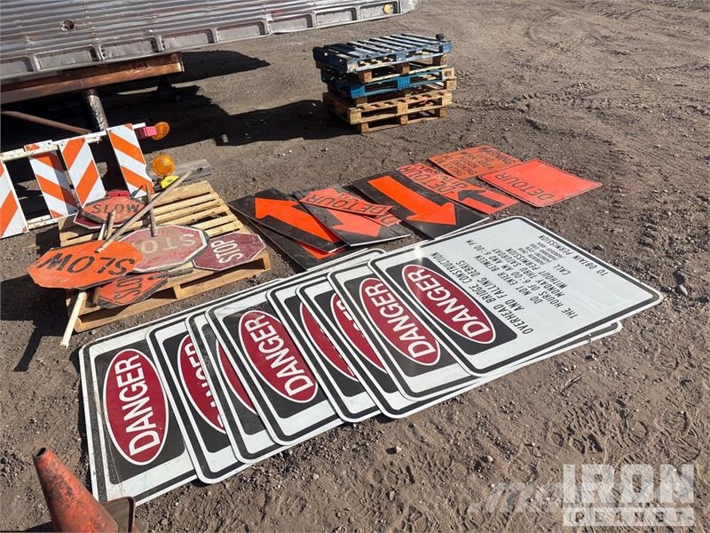 Quantity of (2) Pallets of Road work signs Seilwinden, Bauaufzüge und Lastenaufzüge