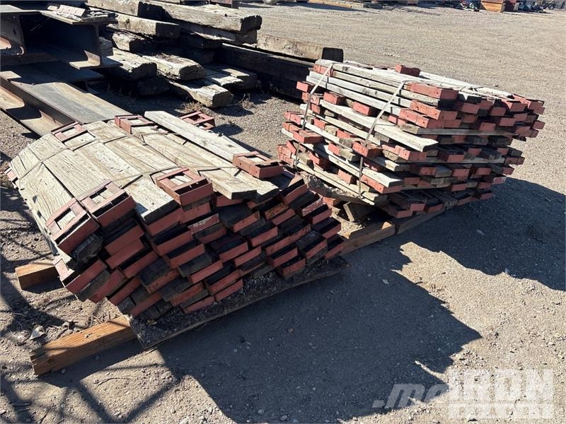 Quantity of (2) Pallets of 2 x 6 Hand Railing Brac Utovorne dizalice, vitla i liftovi za materijal