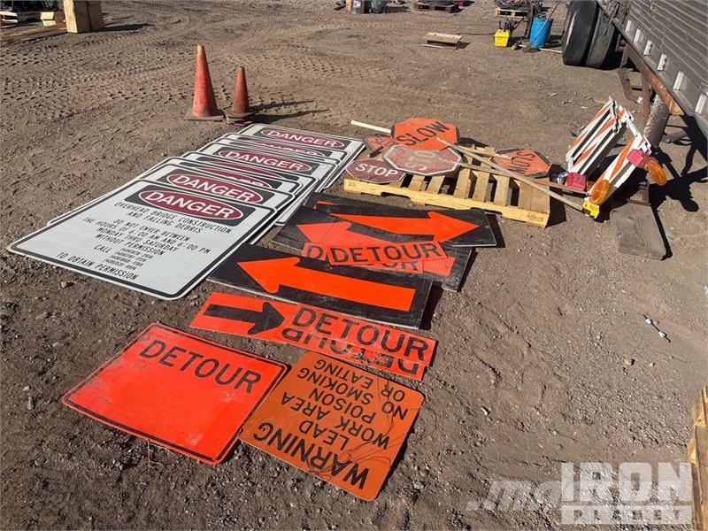 Quantity of (2) Pallets of Road work signs Seilwinden, Bauaufzüge und Lastenaufzüge