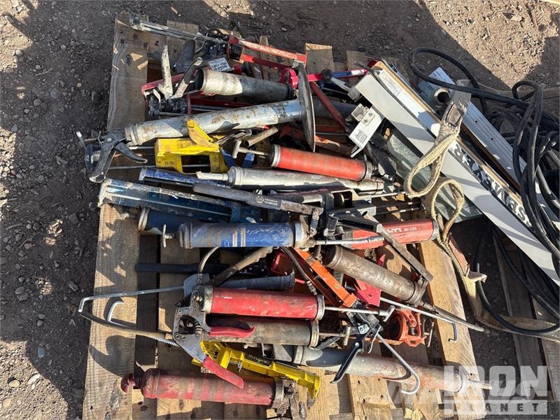 Quantity of (2) Pallets of of greece guns, table Ostale komponente za građevinarstvo