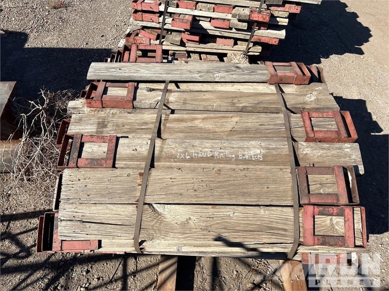 Quantity of (2) Pallets of 2 x 6 Hand Railing Brac Utovorne dizalice, vitla i liftovi za materijal
