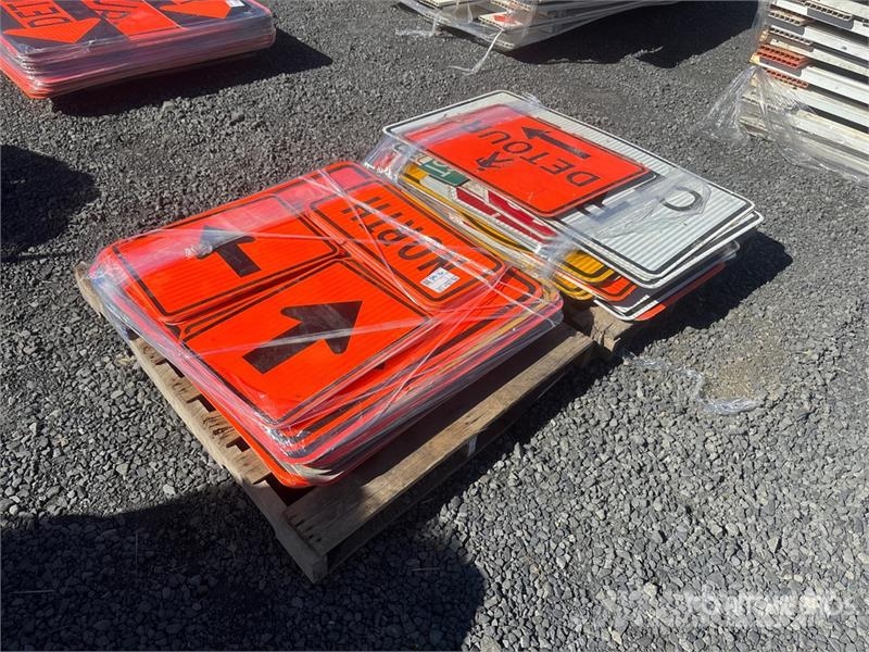 Quantity of (2) Pallets of Road Signs Kiti kelių tiesimo įrengimai