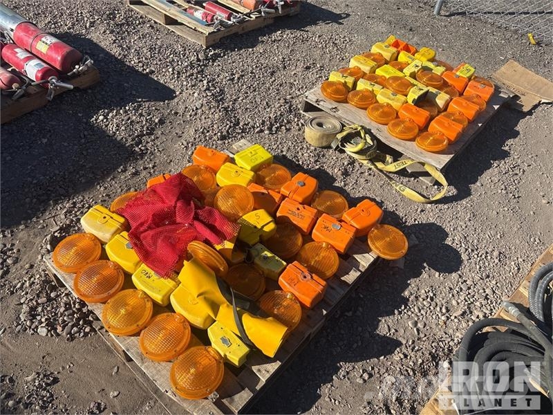 Quantity of (2) Pallets of Beacons 건설 장비 - 기타