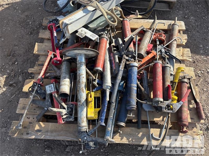 Quantity of (2) Pallets of of greece guns, table Ostale komponente za građevinarstvo