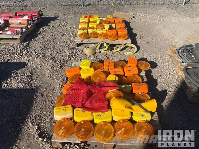 Quantity of (2) Pallets of Beacons 건설 장비 - 기타