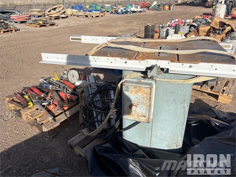 Quantity of (2) Pallets of of greece guns, table Ostale komponente za građevinarstvo