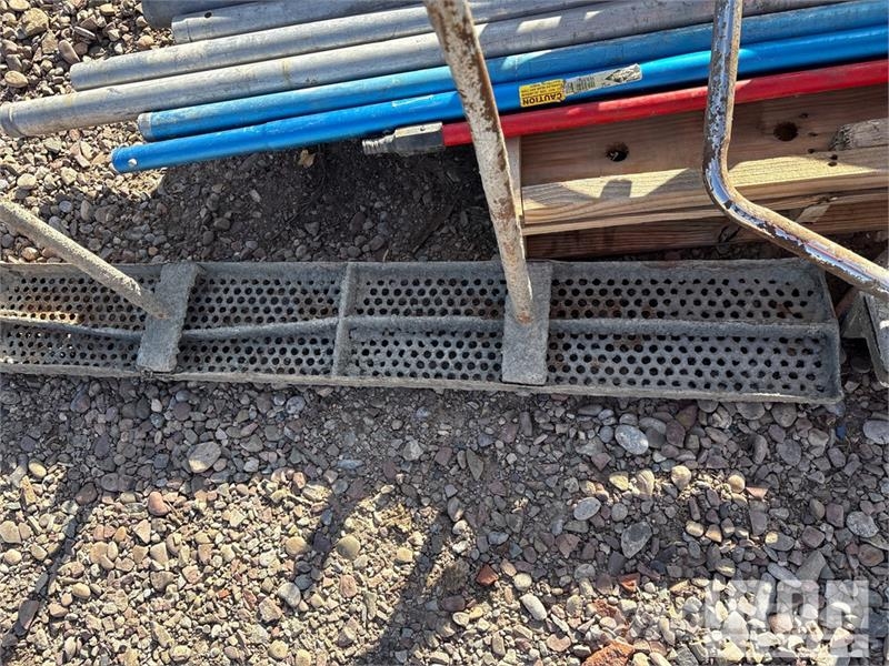  Quantity of (2) Pallets of Misc. Concrete Hand Too مكونات أخرى