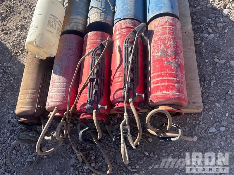 Quantity of (2) Pallets of Concrete Sprayers 建設機械 - その他