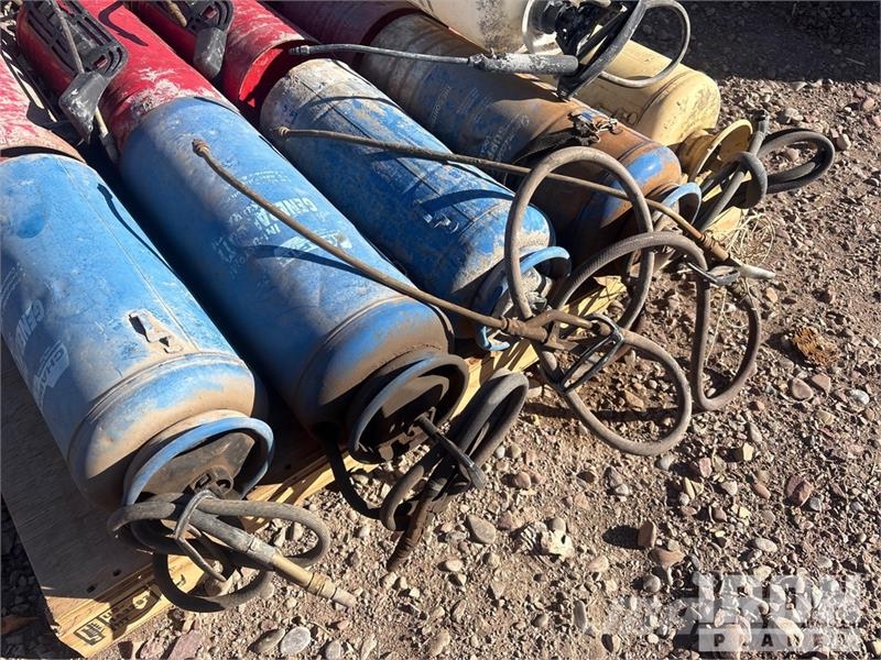 Quantity of (2) Pallets of Concrete Sprayers 建設機械 - その他