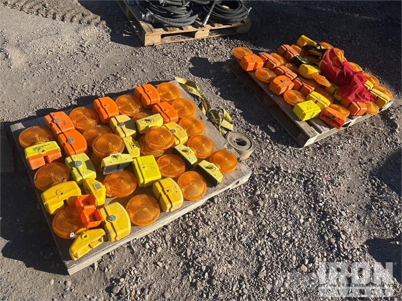Quantity of (2) Pallets of Beacons 건설 장비 - 기타