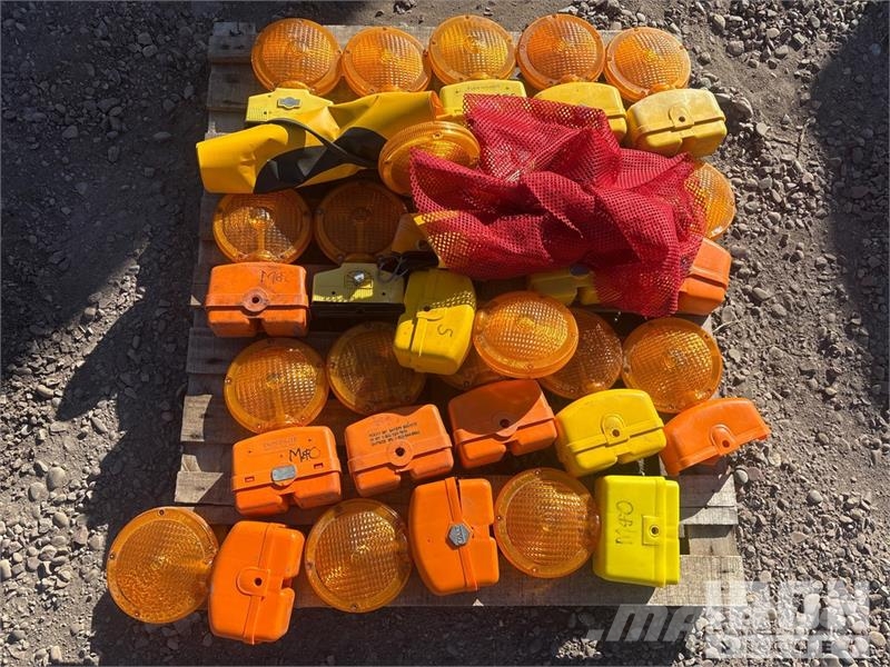 Quantity of (2) Pallets of Beacons 건설 장비 - 기타