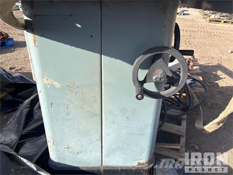 Quantity of (2) Pallets of of greece guns, table Ostale komponente za građevinarstvo