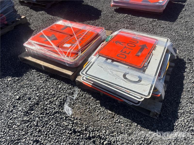 Quantity of (2) Pallets of Road Signs Kiti kelių tiesimo įrengimai