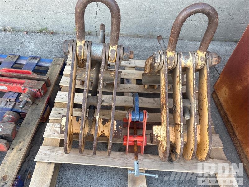 Quantity of (2) Pallets of Glimmers Utilaje construcții - Altele