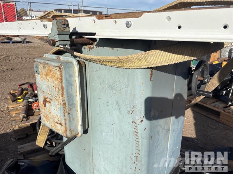 Quantity of (2) Pallets of of greece guns, table Ostale komponente za građevinarstvo
