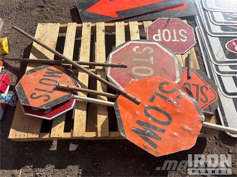 Quantity of (2) Pallets of Road work signs Seilwinden, Bauaufzüge und Lastenaufzüge