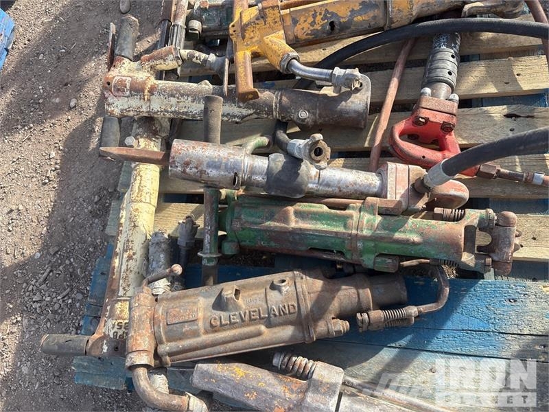 Quantity of (2) Pallets of Pneumatic jackhammers, Outros componentes