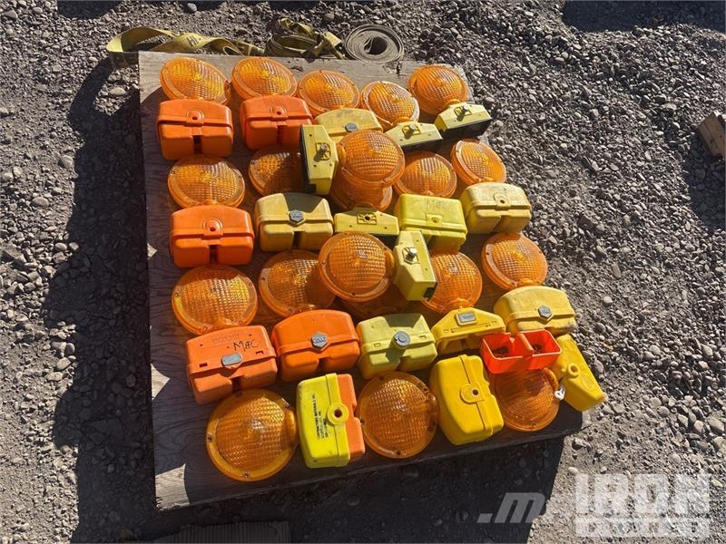 Quantity of (2) Pallets of Beacons 건설 장비 - 기타