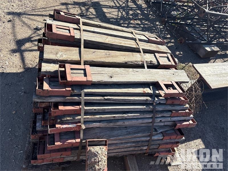 Quantity of (2) Pallets of 2 x 6 Hand Railing Brac Utovorne dizalice, vitla i liftovi za materijal