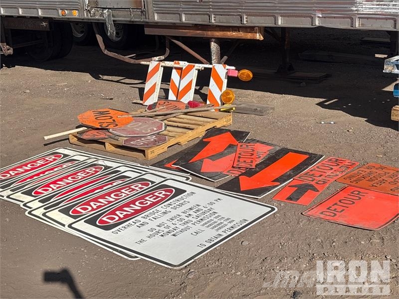 Quantity of (2) Pallets of Road work signs Seilwinden, Bauaufzüge und Lastenaufzüge