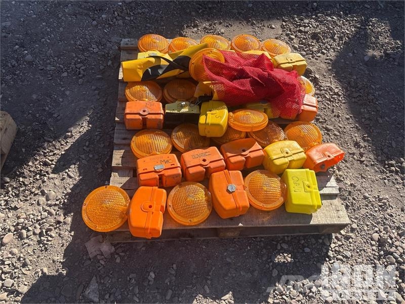 Quantity of (2) Pallets of Beacons 건설 장비 - 기타