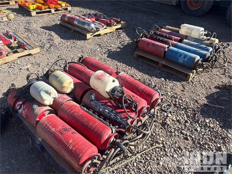 Quantity of (2) Pallets of Concrete Sprayers 建設機械 - その他