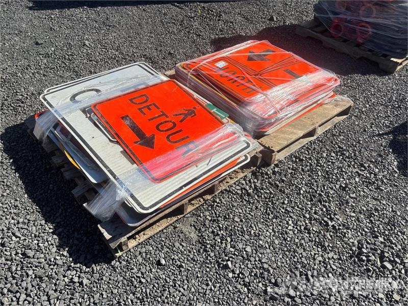 Quantity of (2) Pallets of Road Signs Kiti kelių tiesimo įrengimai