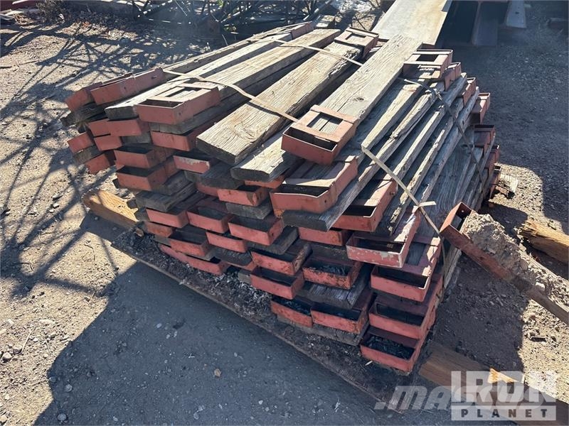 Quantity of (2) Pallets of 2 x 6 Hand Railing Brac Utovorne dizalice, vitla i liftovi za materijal